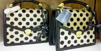 Our consulting includes fashion accessories such as handbags, tech cases, scarves, gloves and hats.